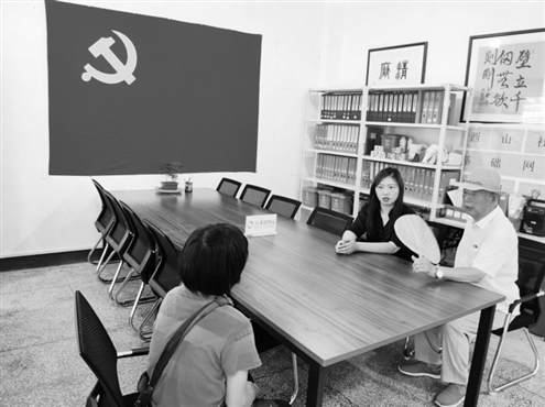 “初心工作室”接待群众来访,提供邻里矛盾纠纷调解、民情民意收集等服务